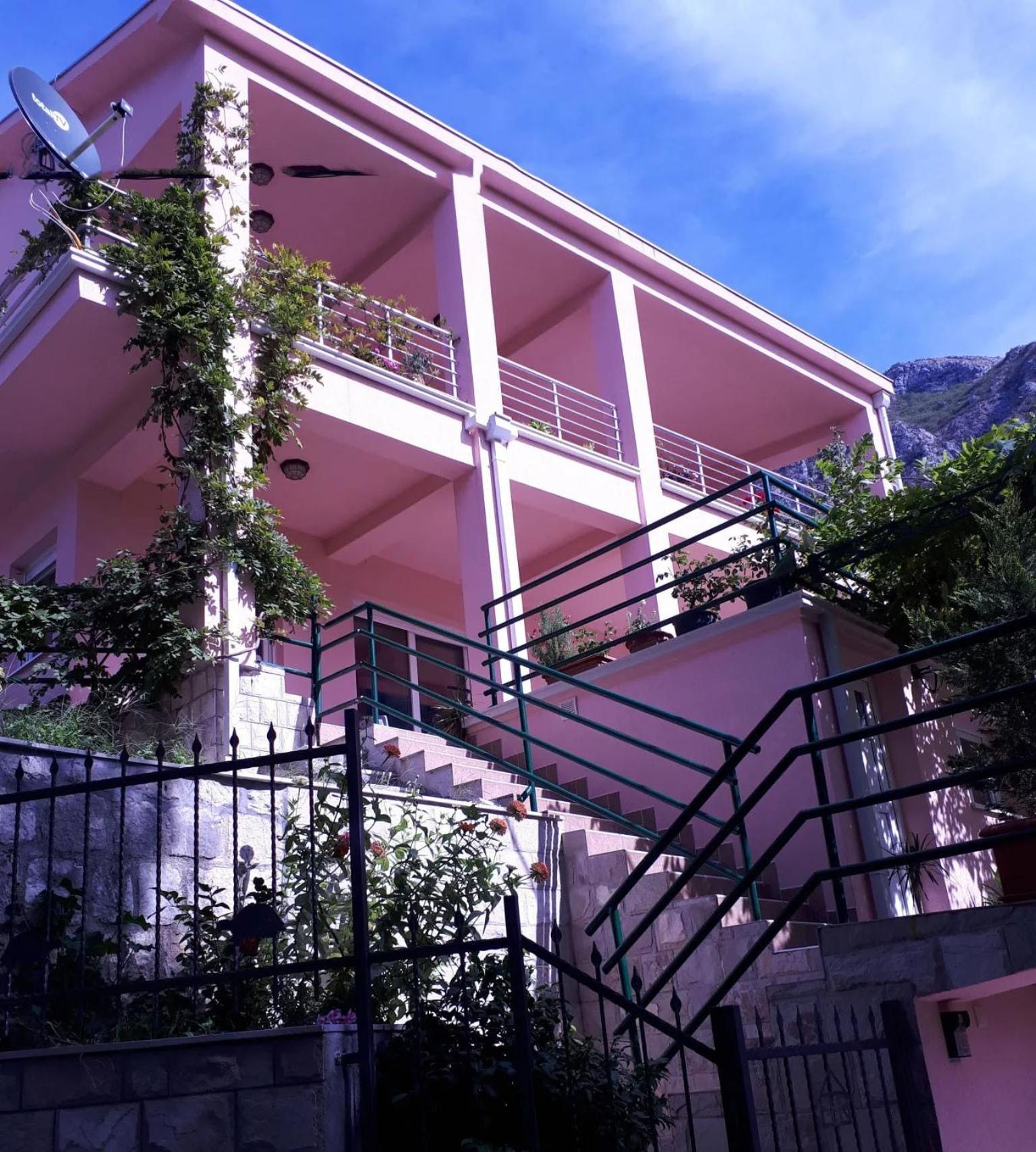 Ecohouse Risan Studio Luaran gambar